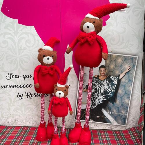 Famiglia Orsetti Natalizi Con cappello e papillon rosso in lana