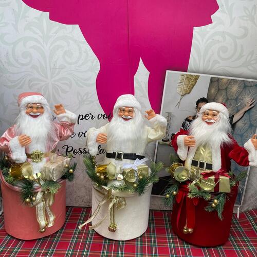 Babbo Natale seduto su Pouf, con strumenti musicali