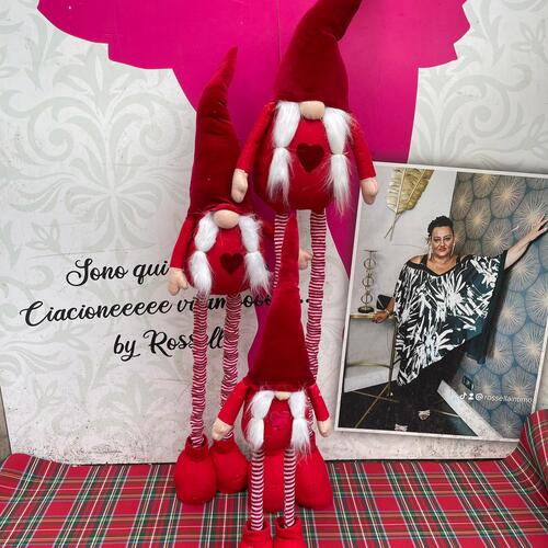 Famiglia di gnomi femmine natalizi in velluto