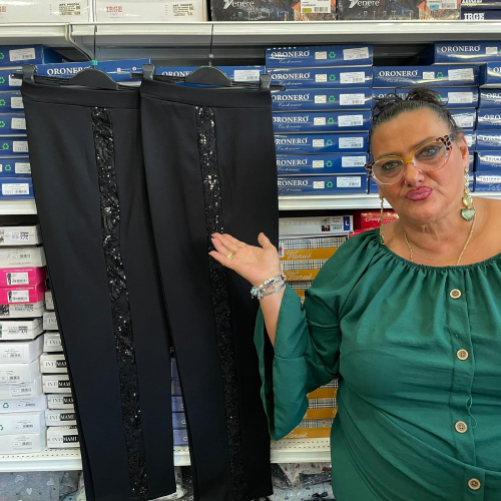 Pantalone con fascia laterale in payette con finta apertura avanti