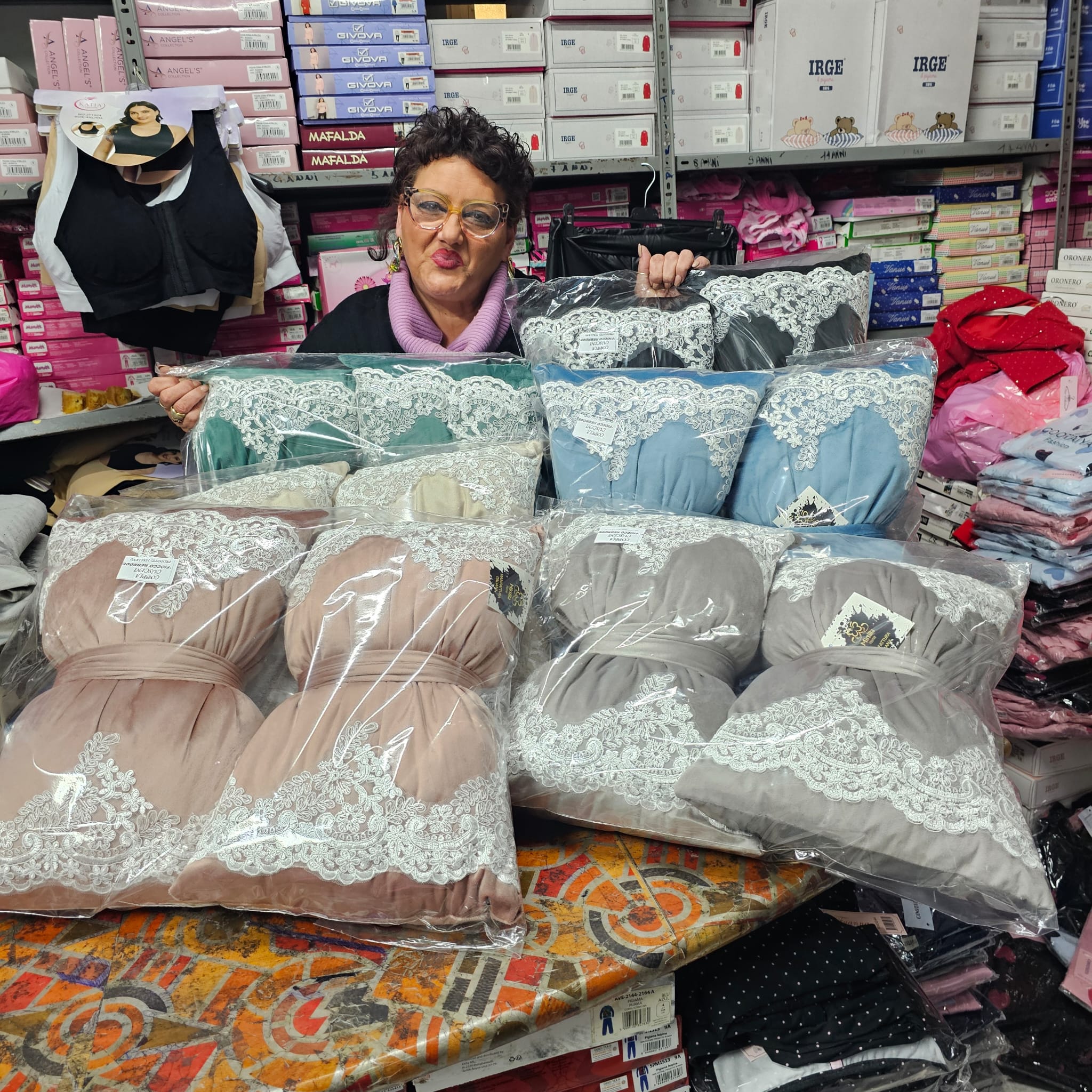 Set 2 cuscini in velluto satin a fiocco e pizzo