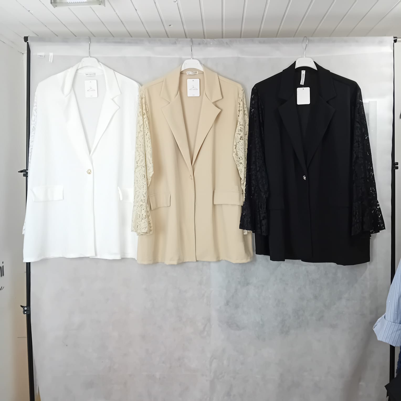 Giacca con manica pizzo e bottone