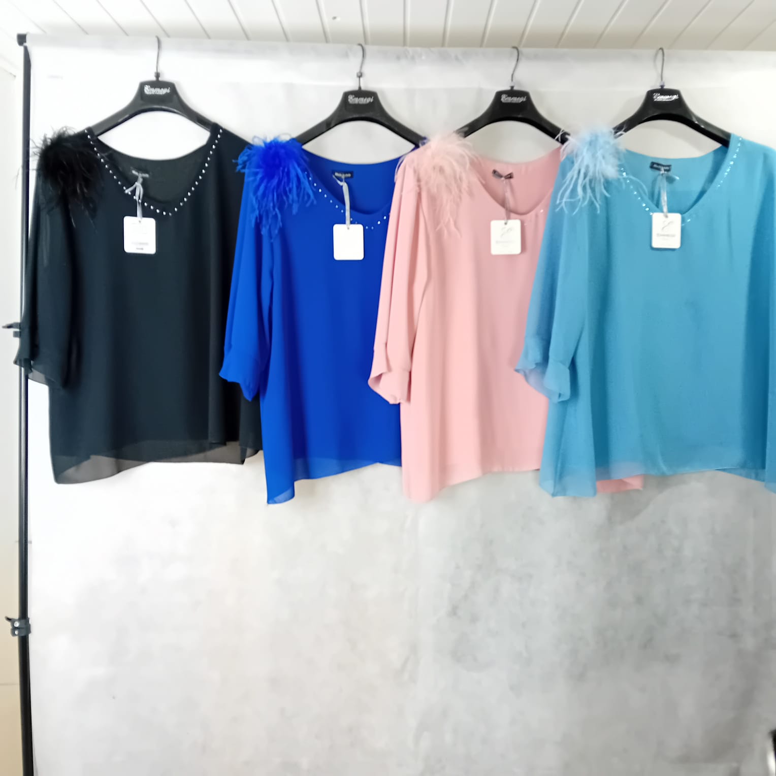 Casacca in georgette e piume con strass