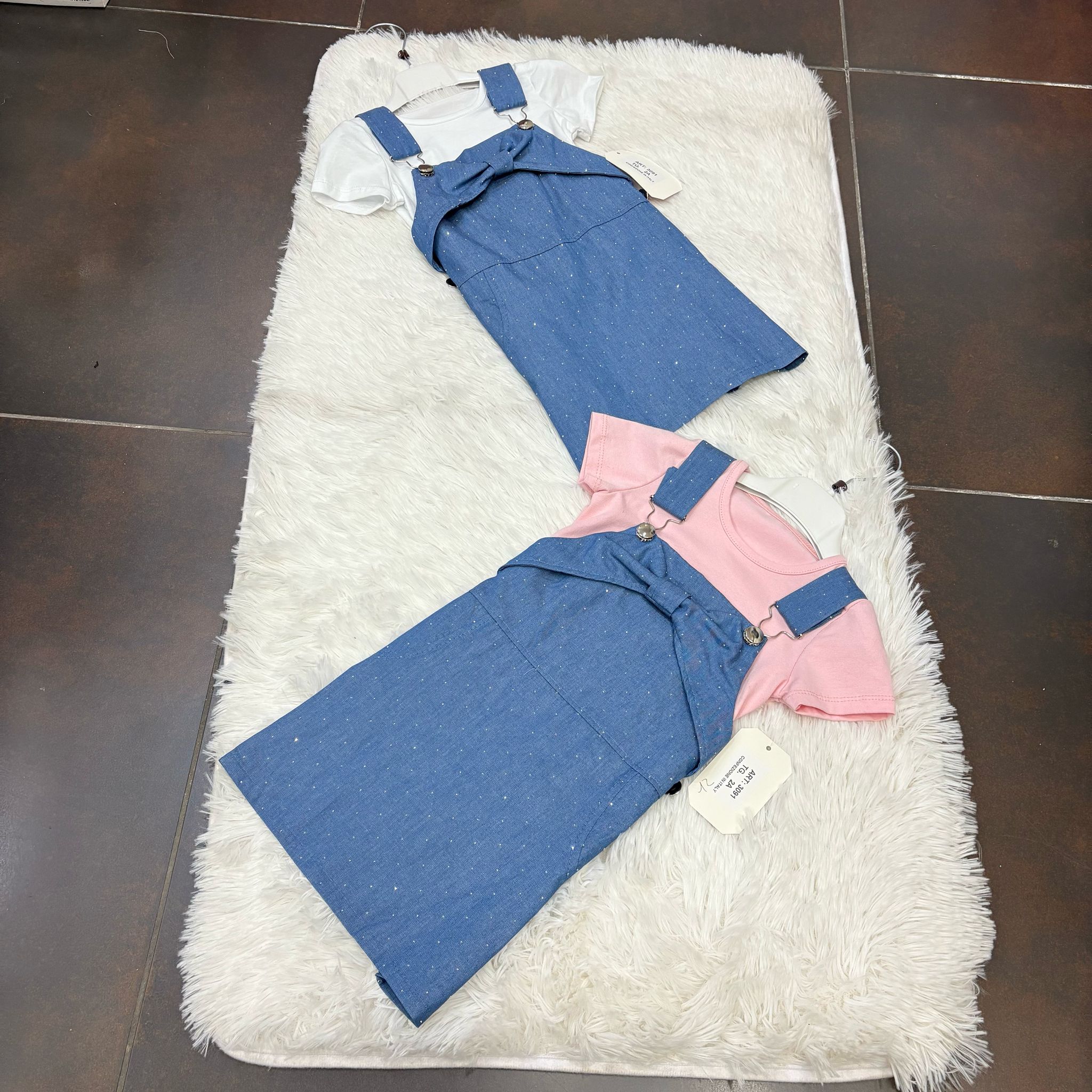 Salopette con maglia in jeans