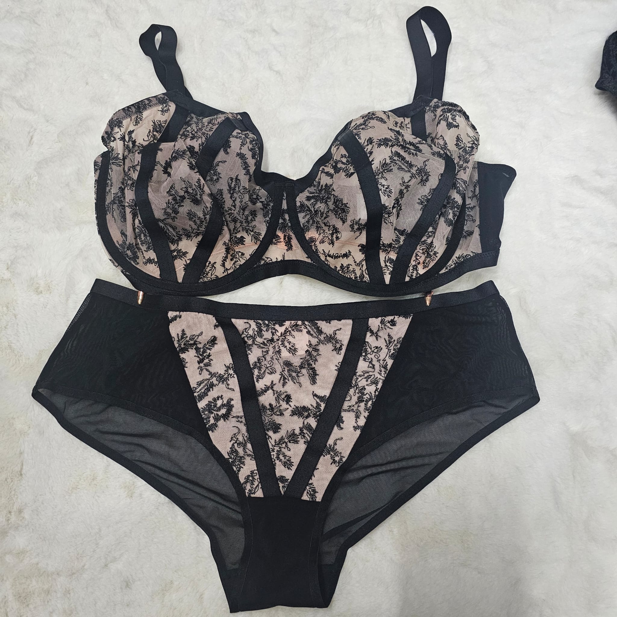 Completo francese effetto nudo spallina larga in pizzo e tulle elastico