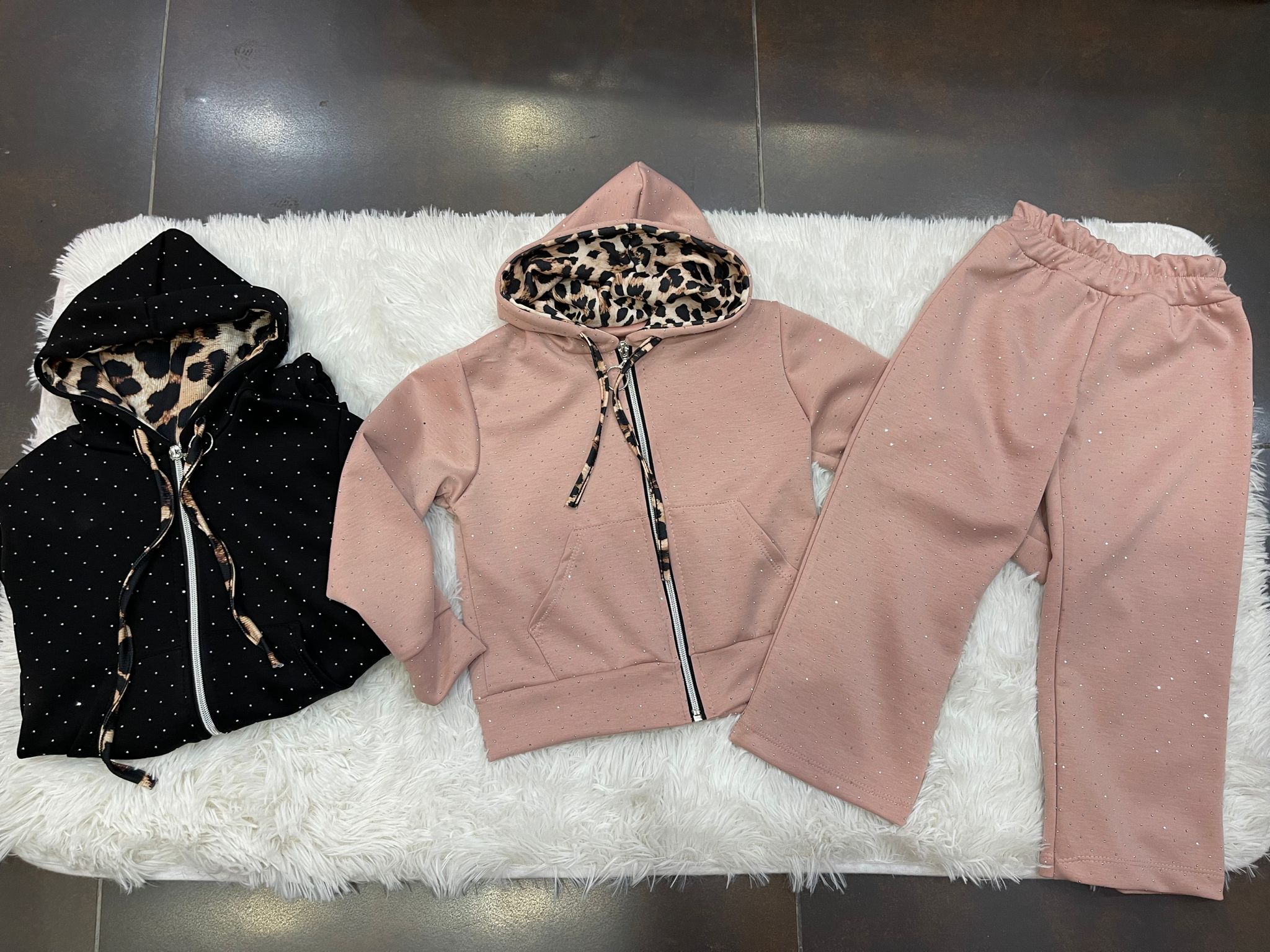 Tuta bimba con cerniera e cappuccio maculato