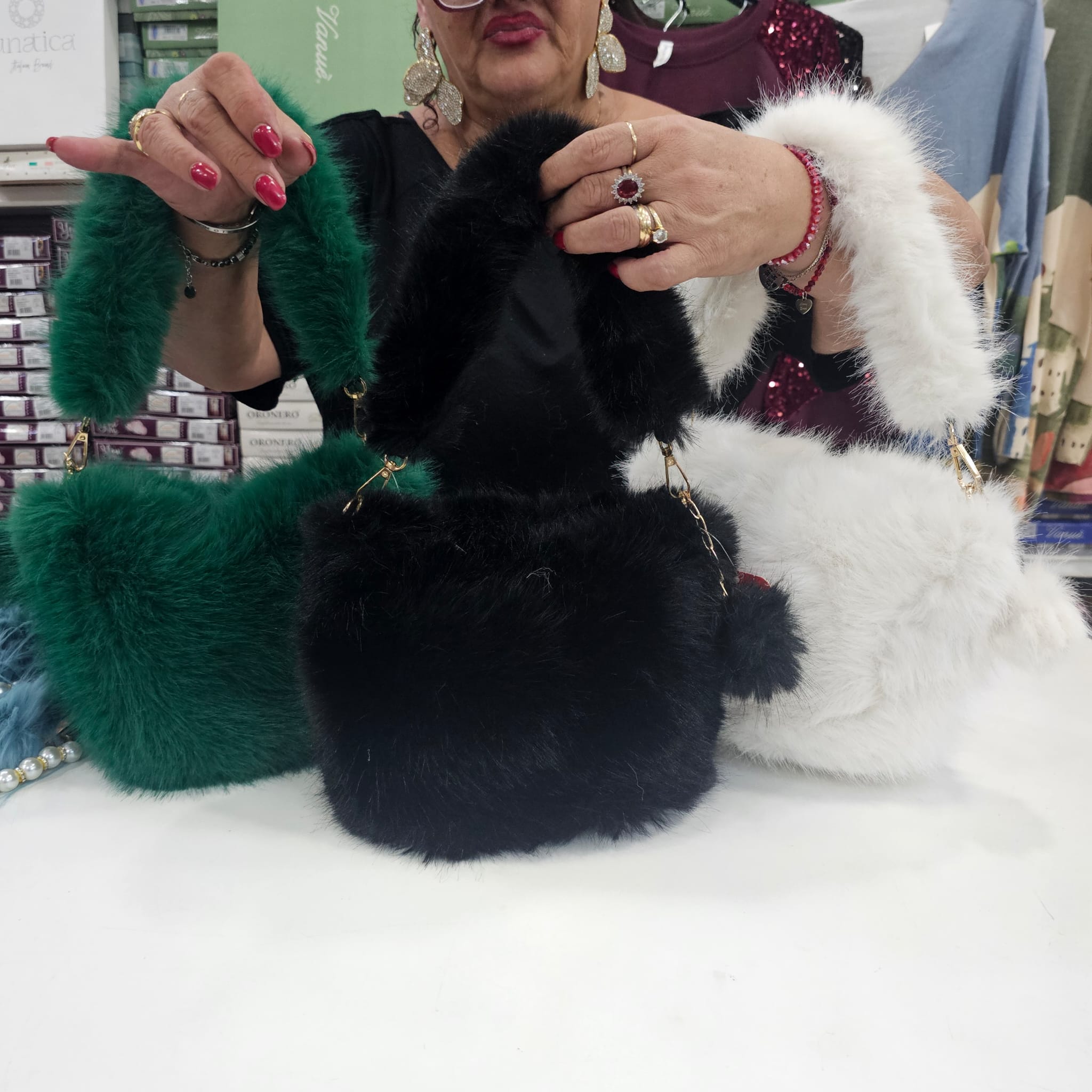 Borsa bauletto con ciondolo pelo effetto visone