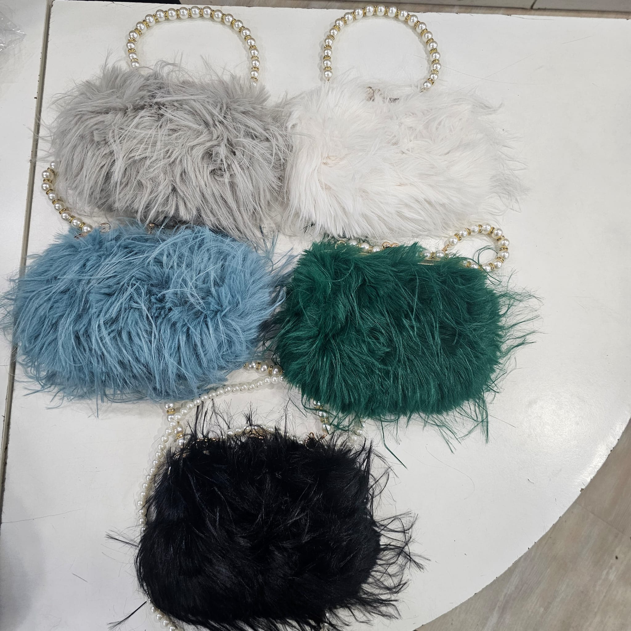 Borsa in eco pelliccia manico perle