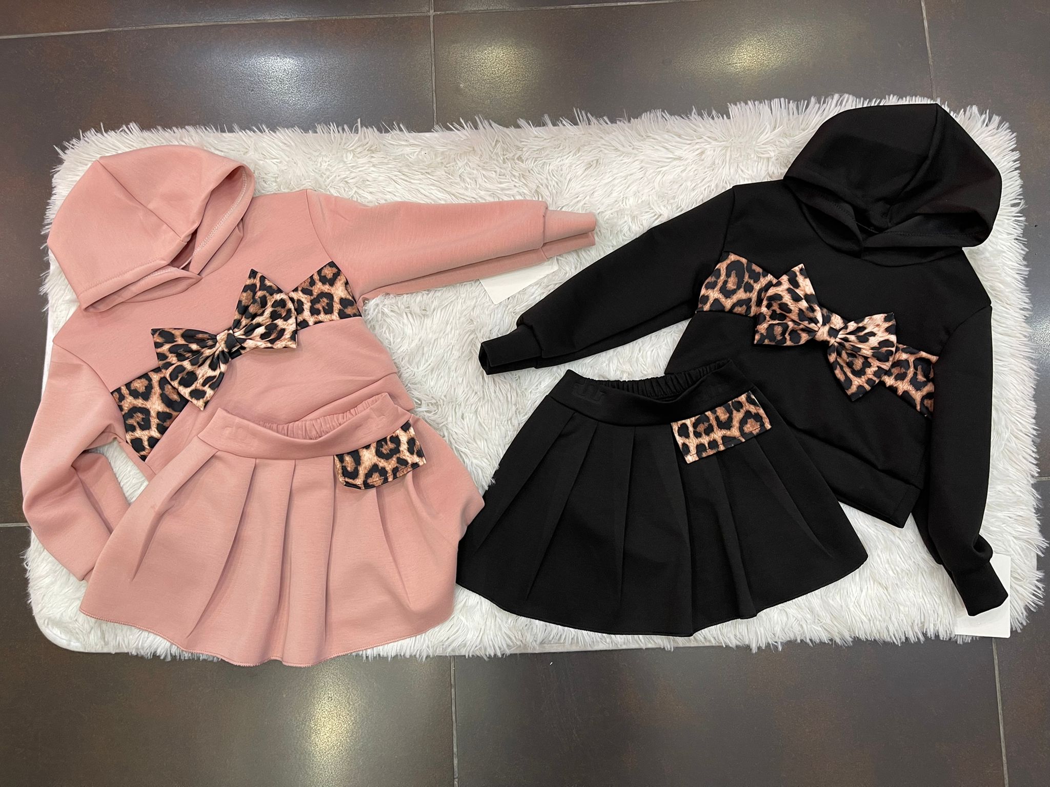 Completo bimba fiocco maculato e cappuccio gonna plissé