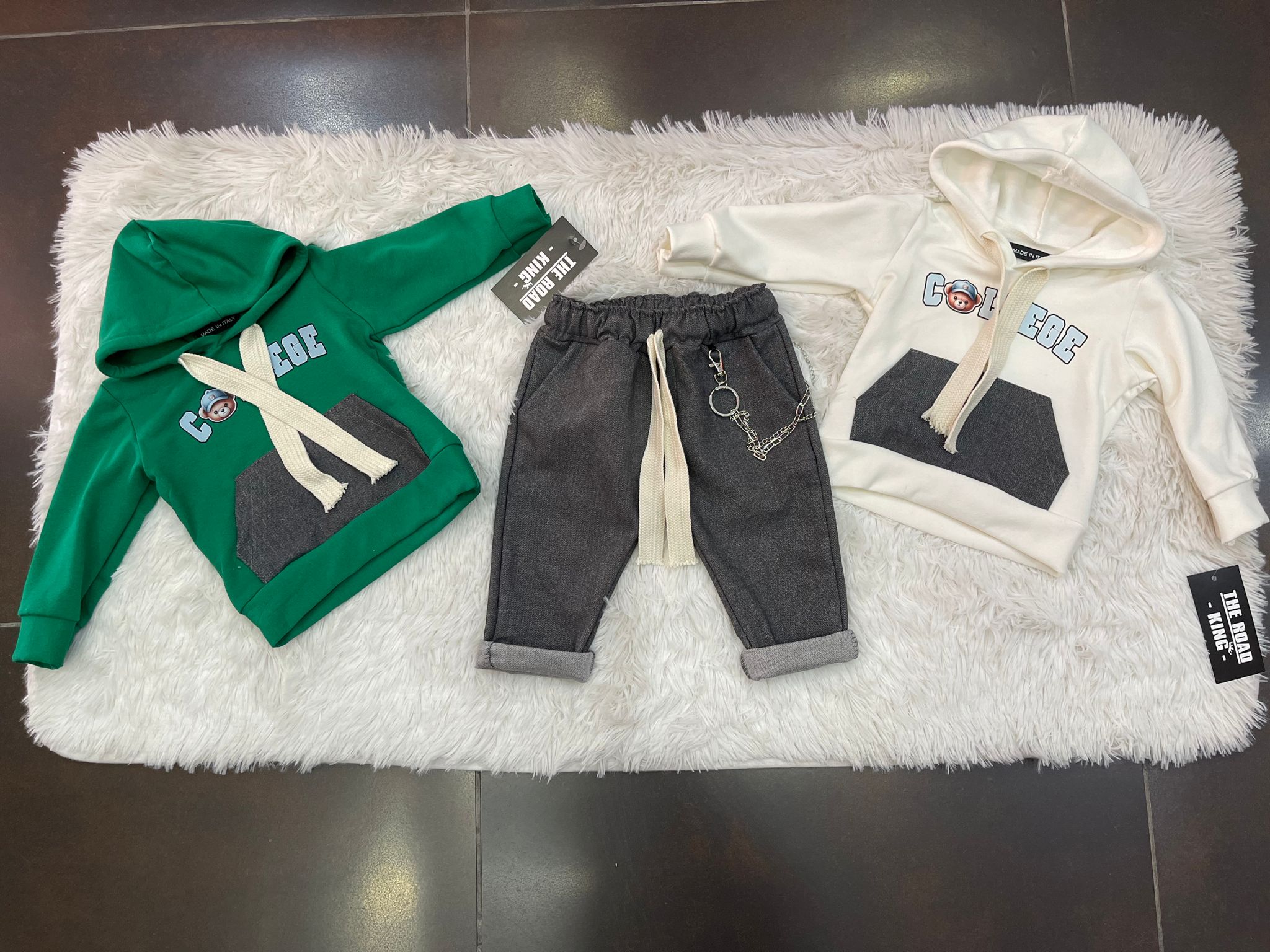 Completo baby con felpa e pantalone con catena in jeans