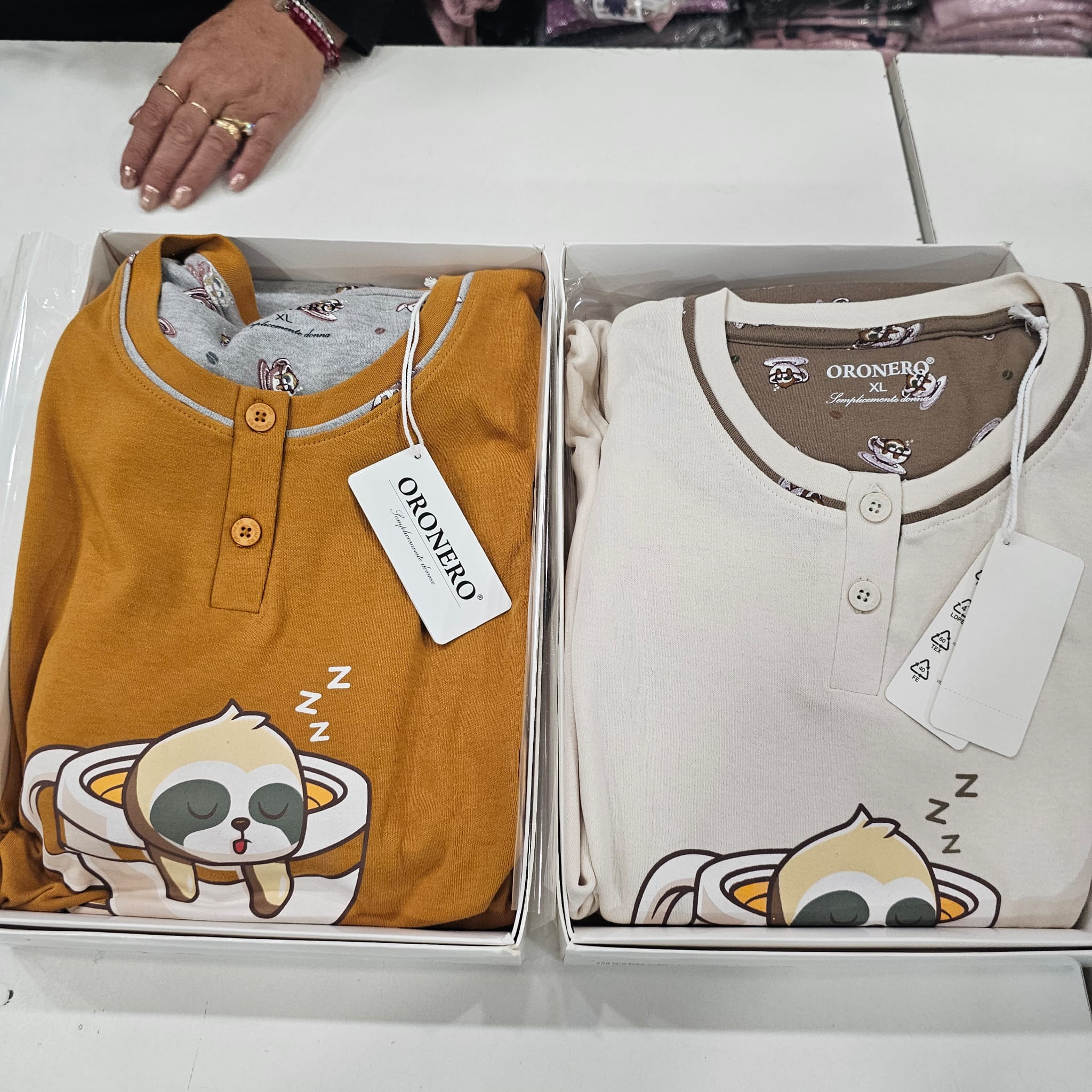 Pigiama oro nero caldo cotone con tazzina di caffè