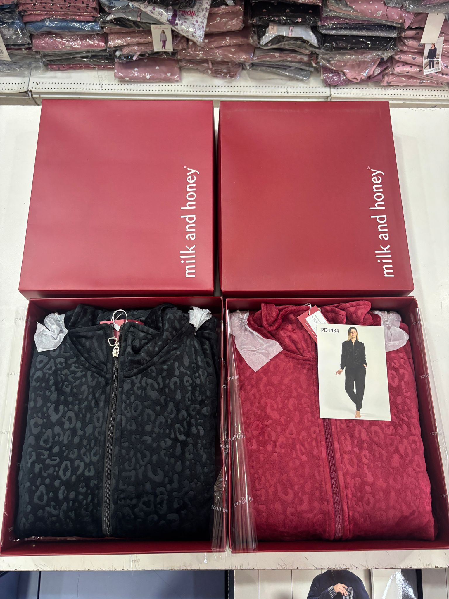 Tuta-pigiama in morbida ciniglia con zip effetto pitonato milk and honey