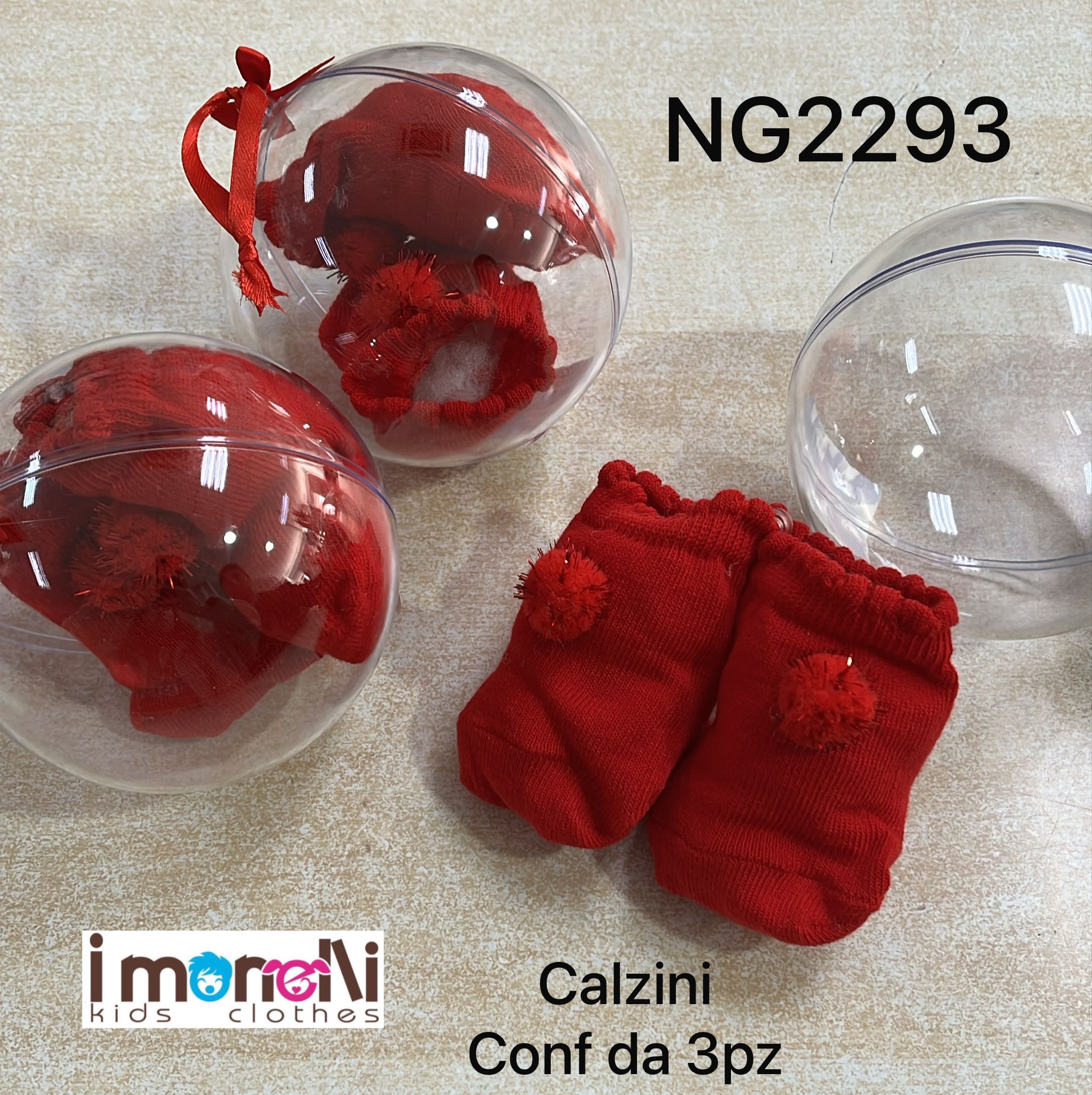 Sfere natalizie con regalo neonato