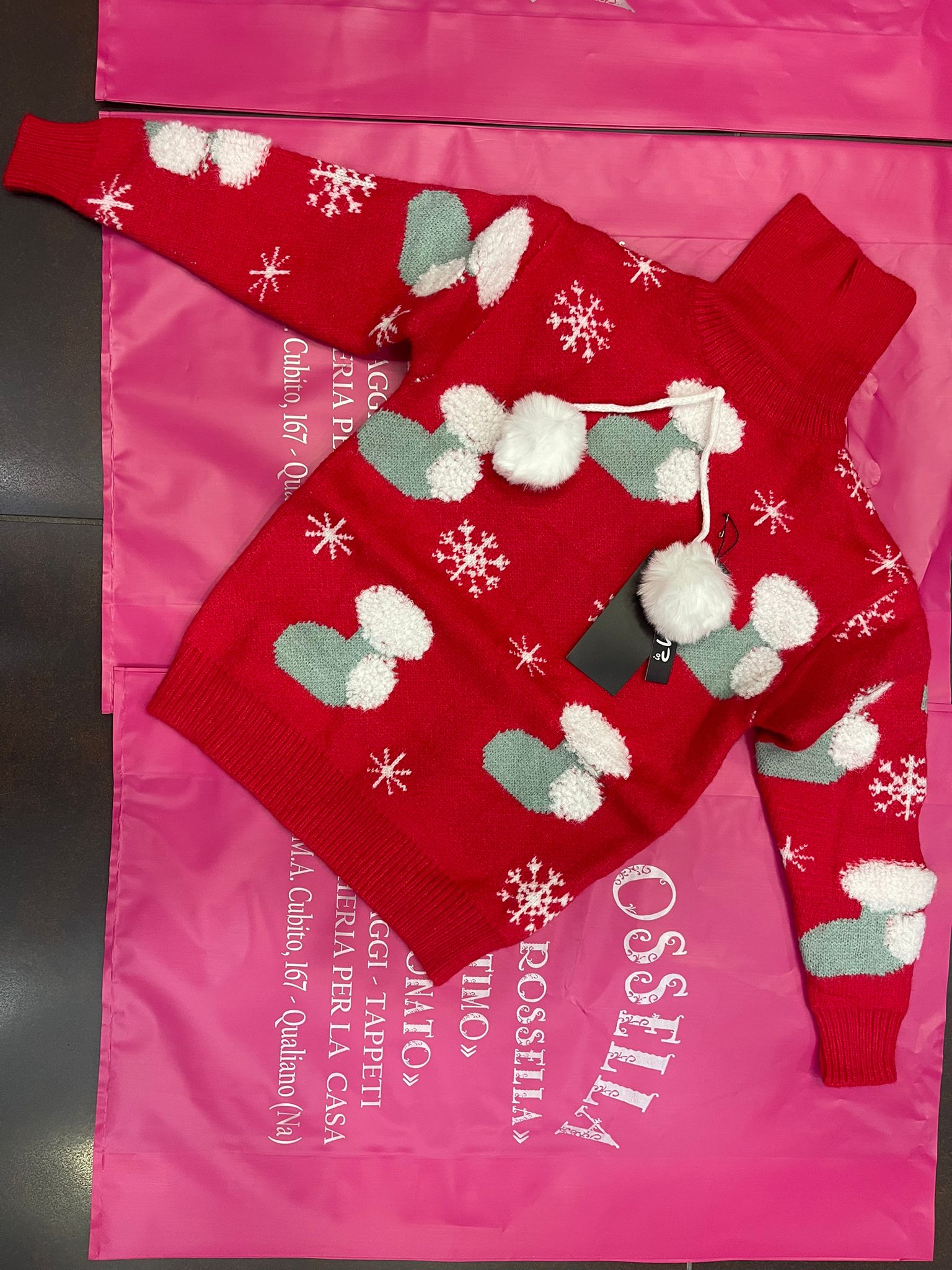 Maglioncino natale dettaglio pon pon con disegno stivaletti