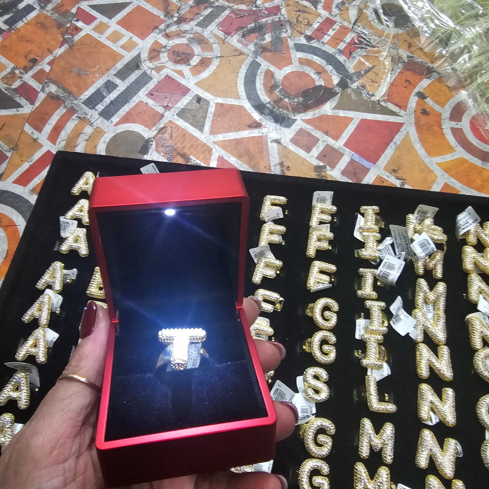 Anelli lettere zirconi/ottone con scatola illuminata