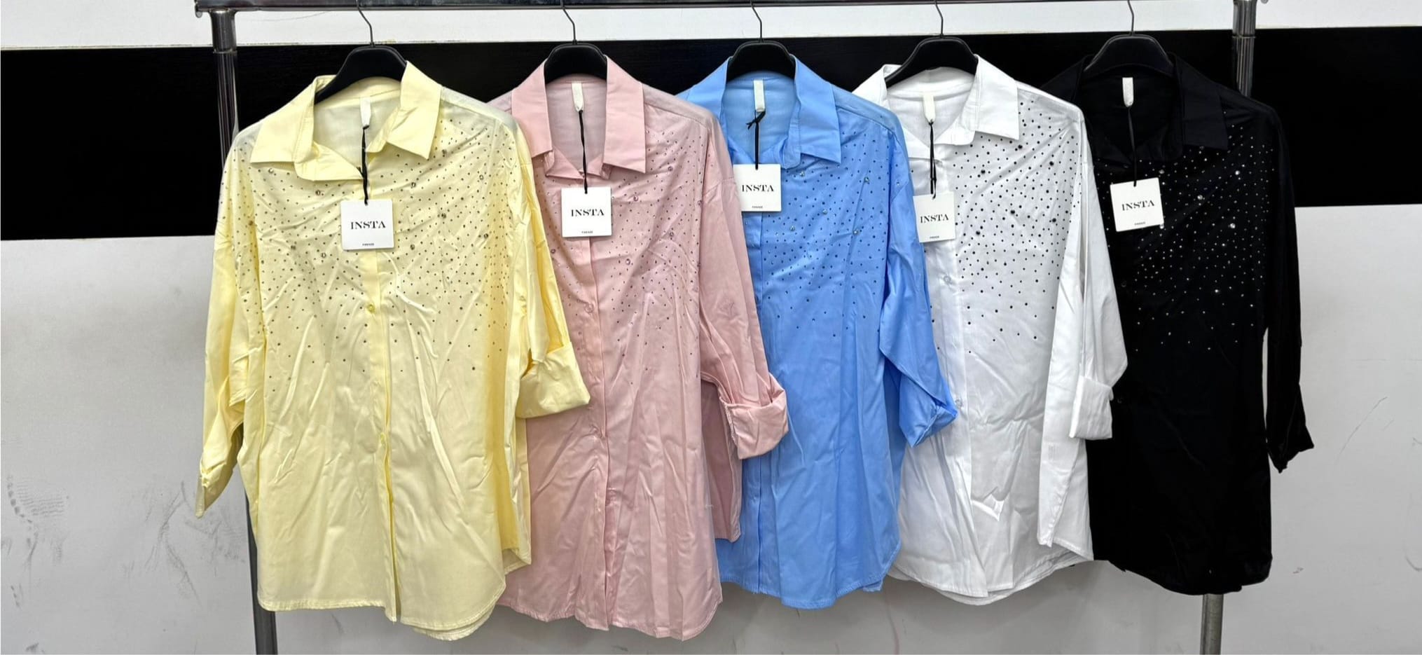 Camicia in cotone con strass colore a tono