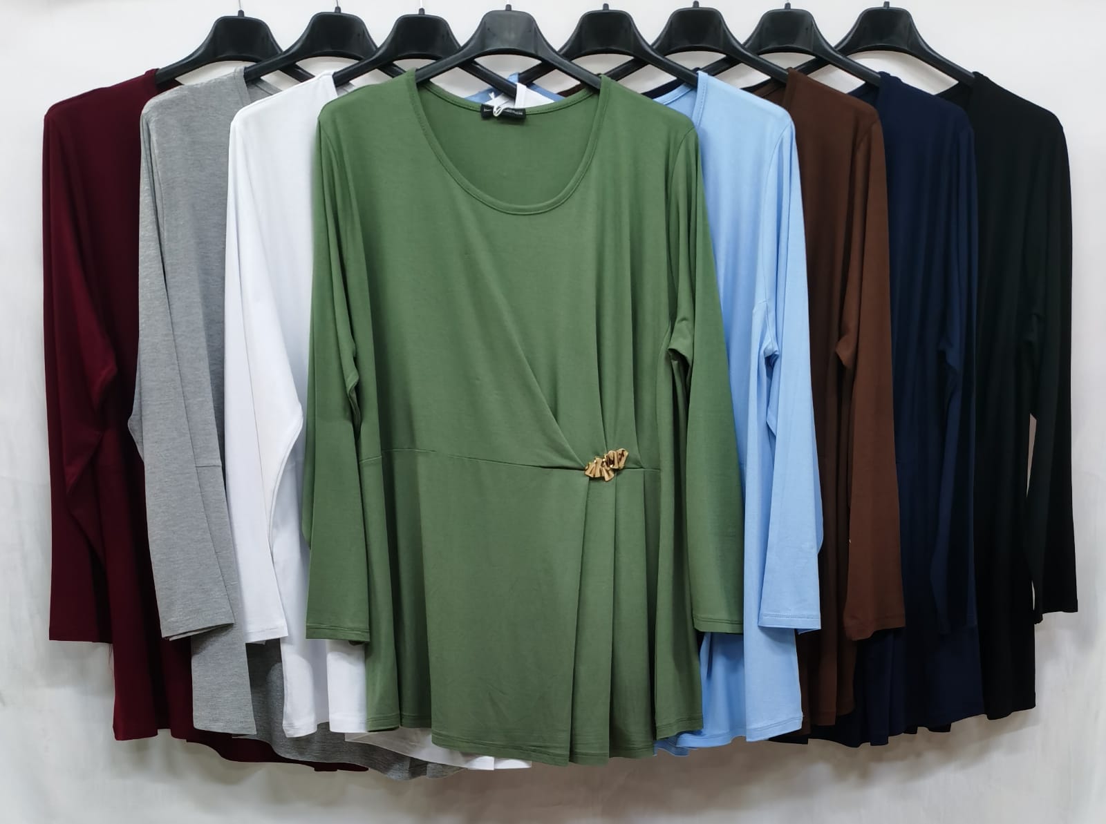 Maglia in viscosa effetto spilla dea