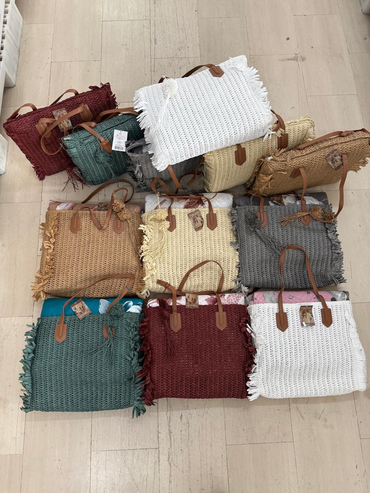 Borsa in raffia contenente trapuntino matrimoniale