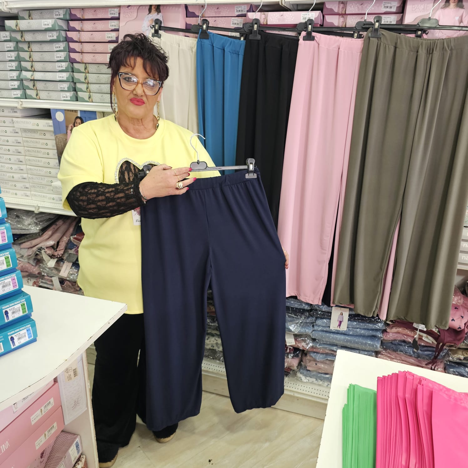 Pantalone in viscosa con vestibilità comodossima