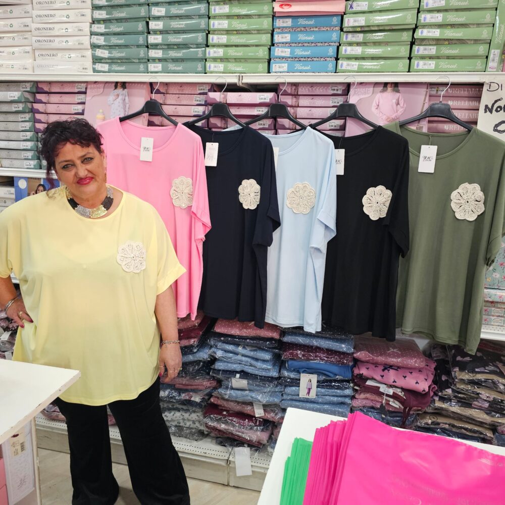 Maglia in viscosa dettaglio fiore ricamato e strass - giallo