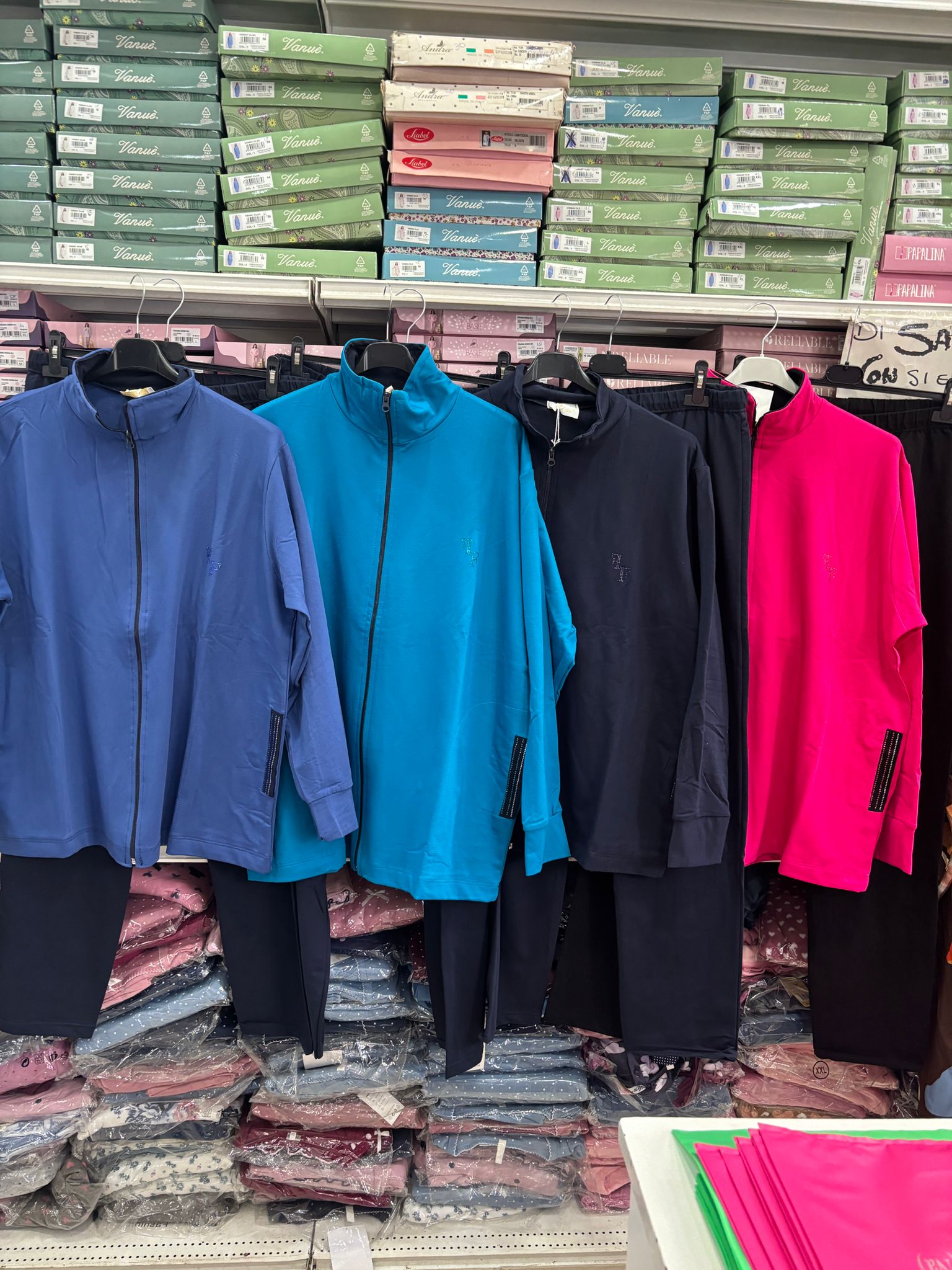 Tuta top quality oversize con dettaglio brillantini sulle tasche