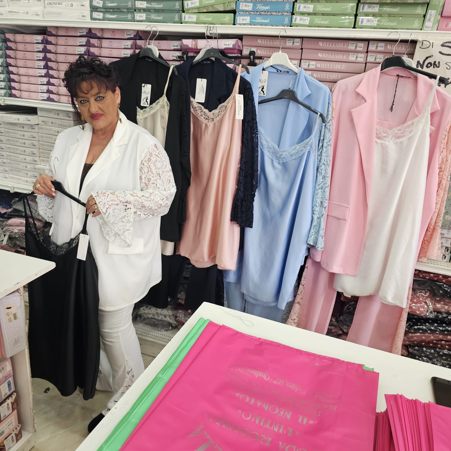 Tailleur manica con zampa pizzo e top raso