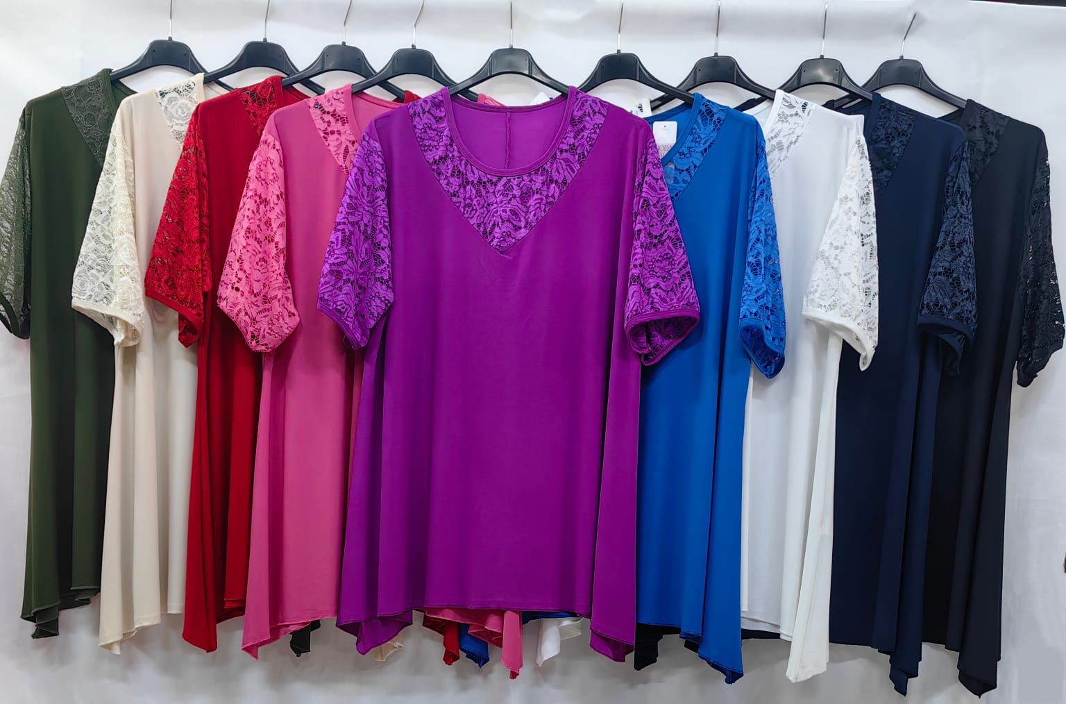 Casacca in viscosa e pizzo con dettaglio laterali più lunghi