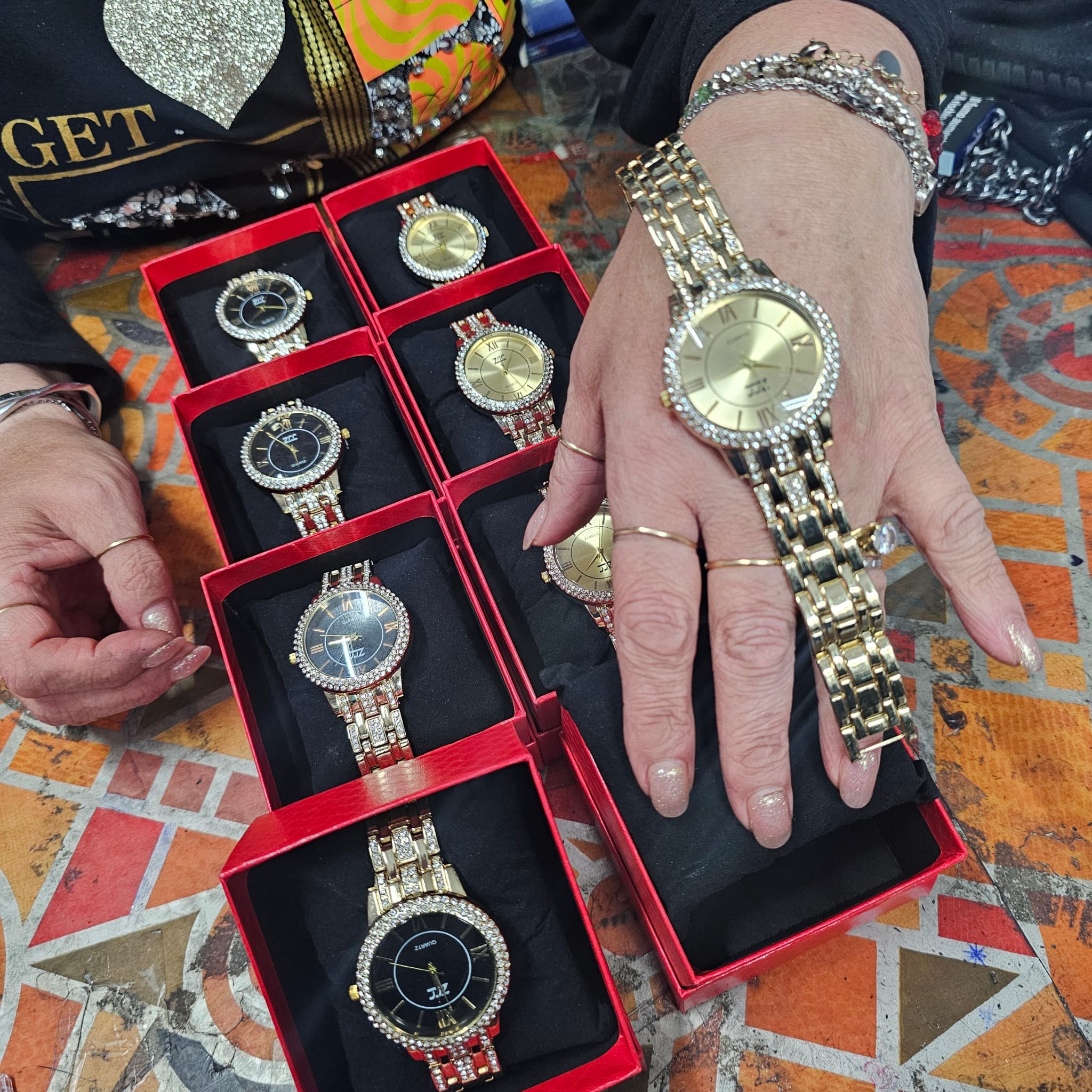 Bellissimo orologio modello festina con zirconi con scatola
