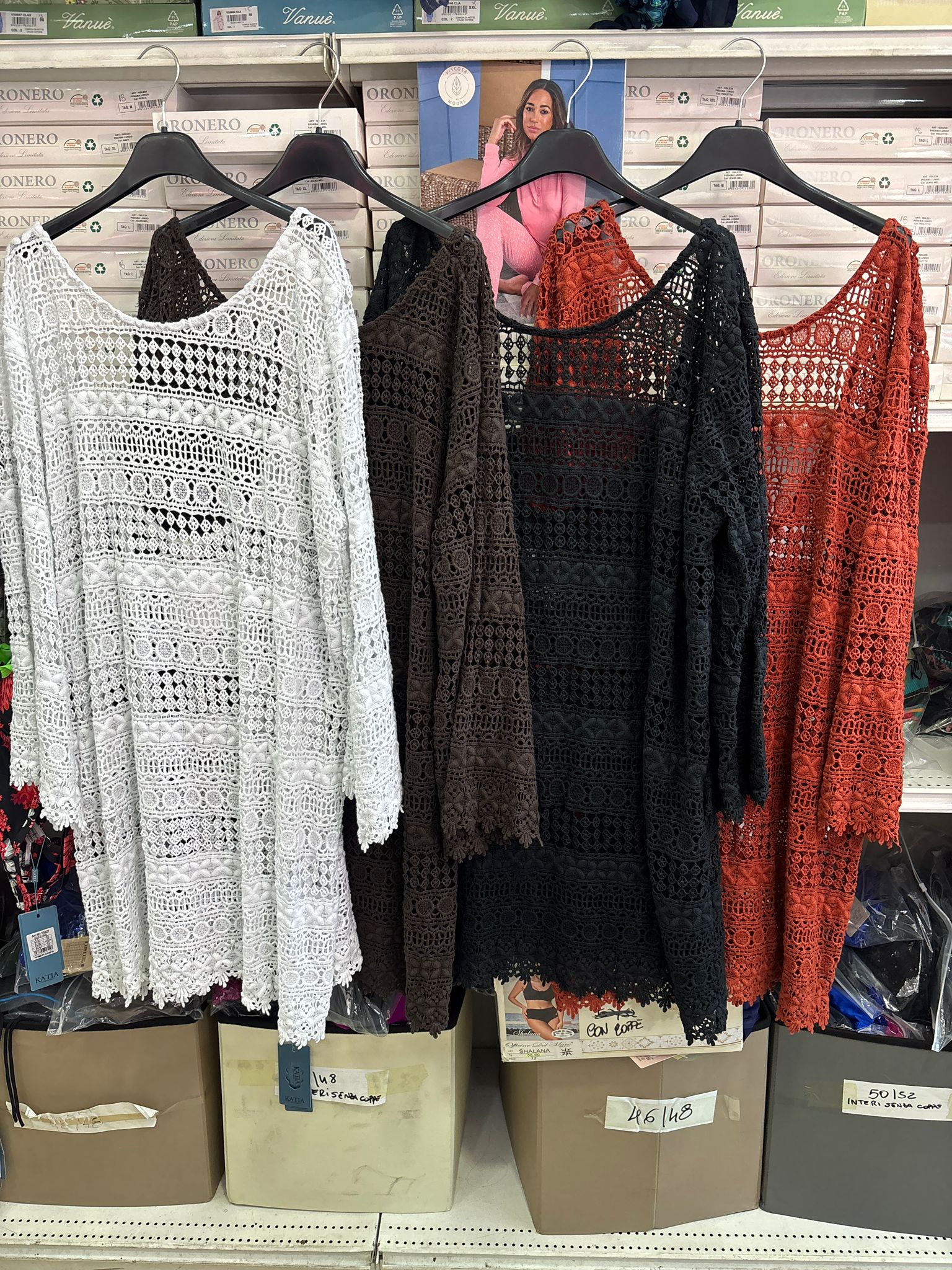 Bellissimo vestito puro cotone uncinetto in dettaglio scollatura dietro